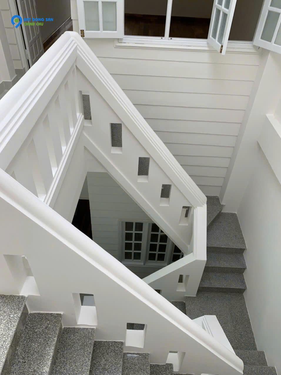 BÁN NHÀ 5PN GẦN TRƯỜNG NGUYỄN DU P2 ĐÀ LẠT - 5PN, SÂN ĐẬU 2 Ô TÔ - 9.3 TỶ