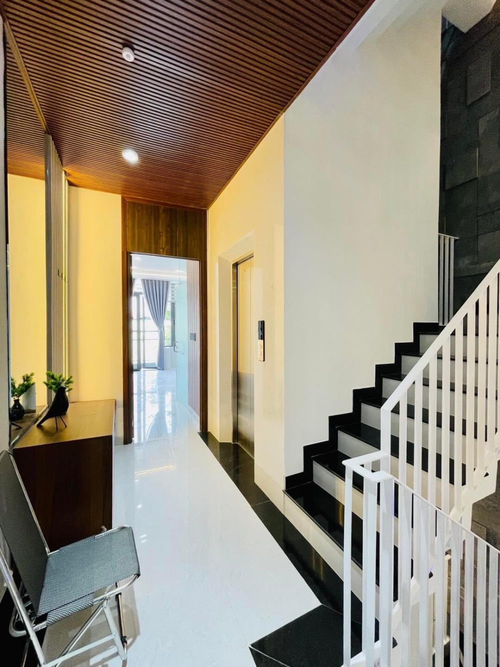 Bán Nhà Mặt Tiền Cạnh Đầm Sen Đúc 3 Lầu Như Hình 300m2 Đường 30m Thích Hợp Cho Mọi Gia Đình