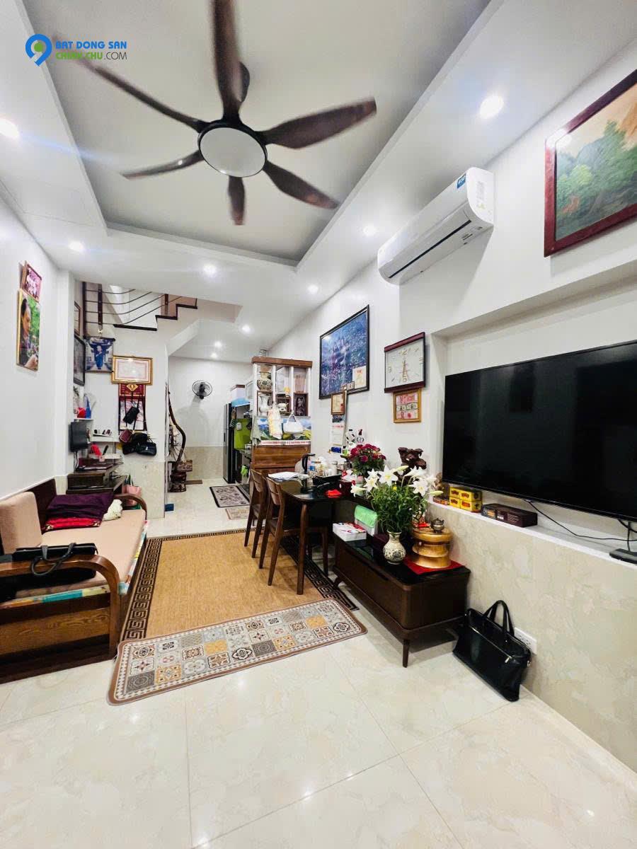 Bán nhà phố Hào Nam 39m x 4T giá 8.2 tỷ  trước nhà rộng gần 4m, tặng nội thất