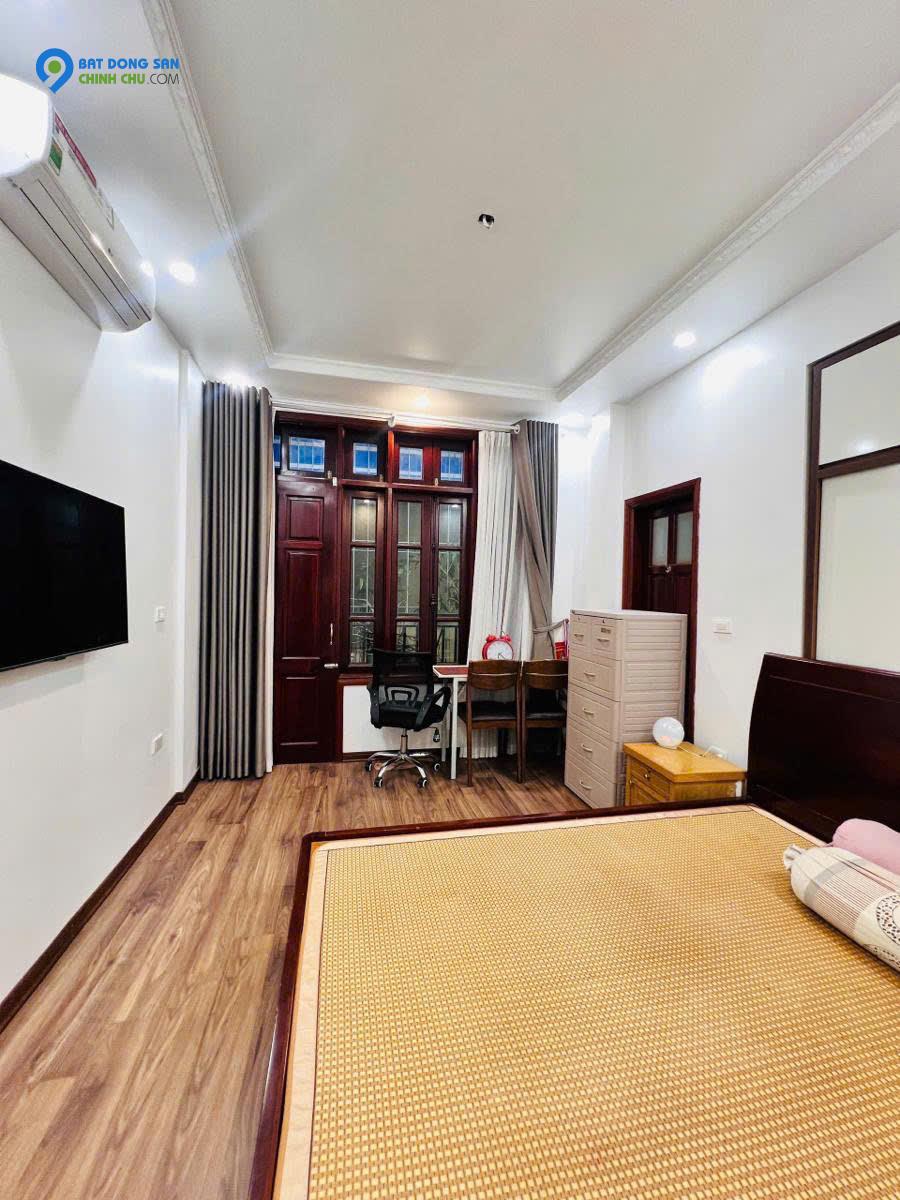 Bán nhà phố Hào Nam 39m x 4T giá 8.2 tỷ  trước nhà rộng gần 4m, tặng nội thất