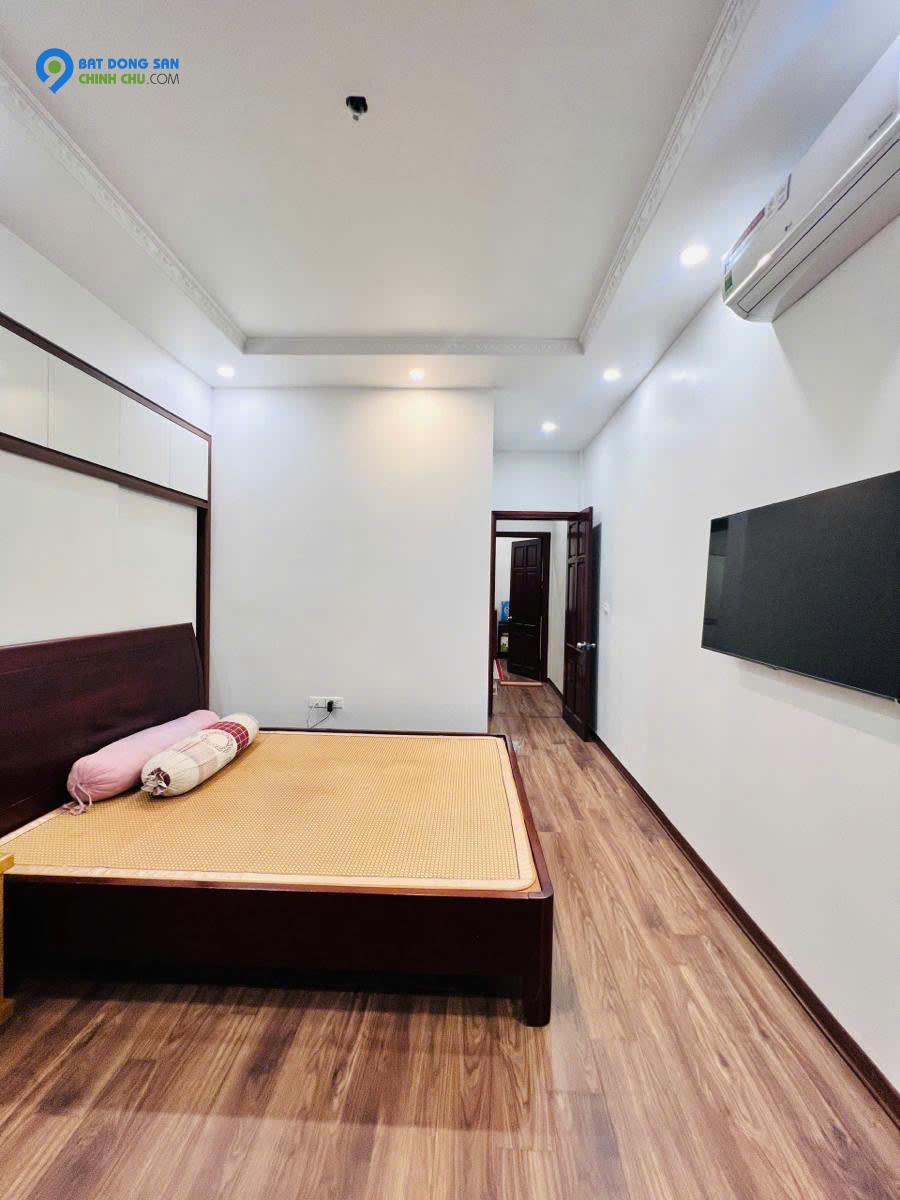 Bán nhà phố Hào Nam 39m x 4T giá 8.2 tỷ  trước nhà rộng gần 4m, tặng nội thất