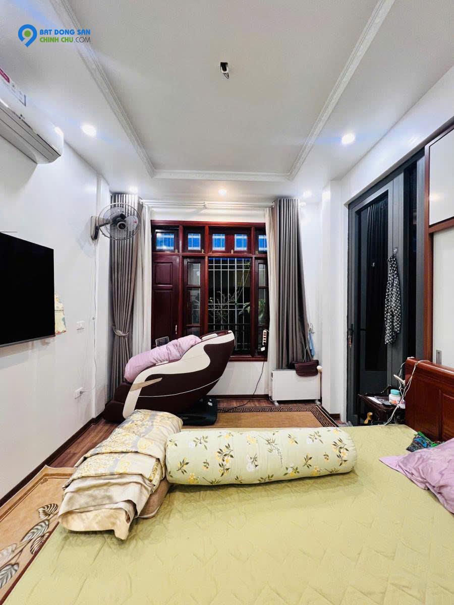 Bán nhà phố Hào Nam 39m x 4T giá 8.2 tỷ  trước nhà rộng gần 4m, tặng nội thất