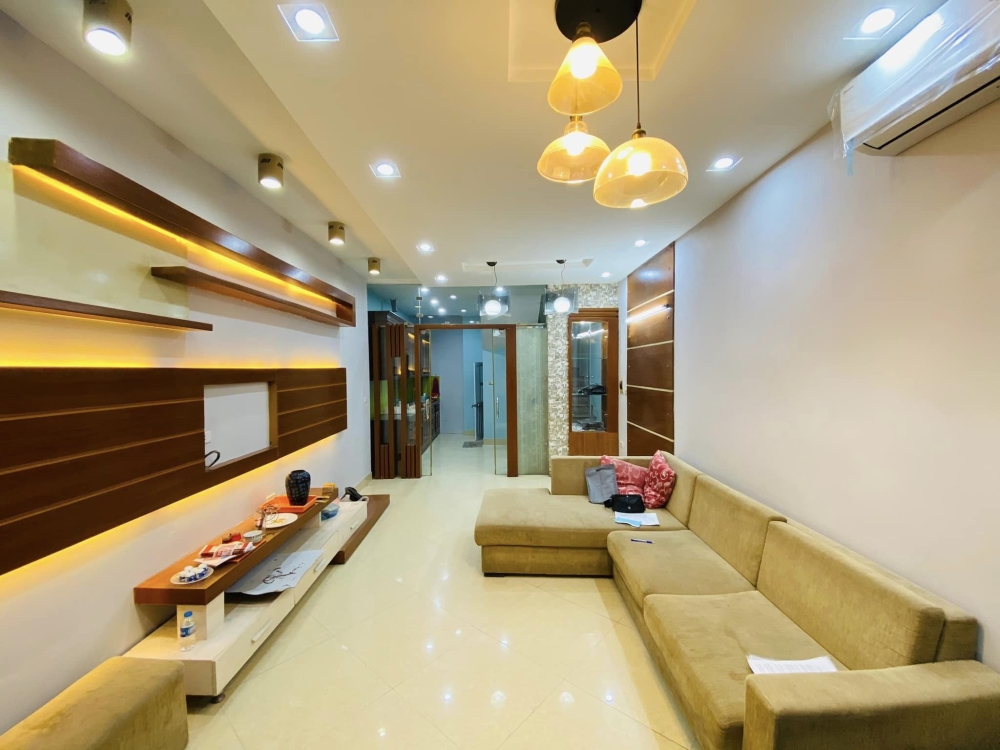 Cần bán gấp nhà phố Hoàng Văn Thái 50m2 mặt tiền 4m nhà đẹp phân lô