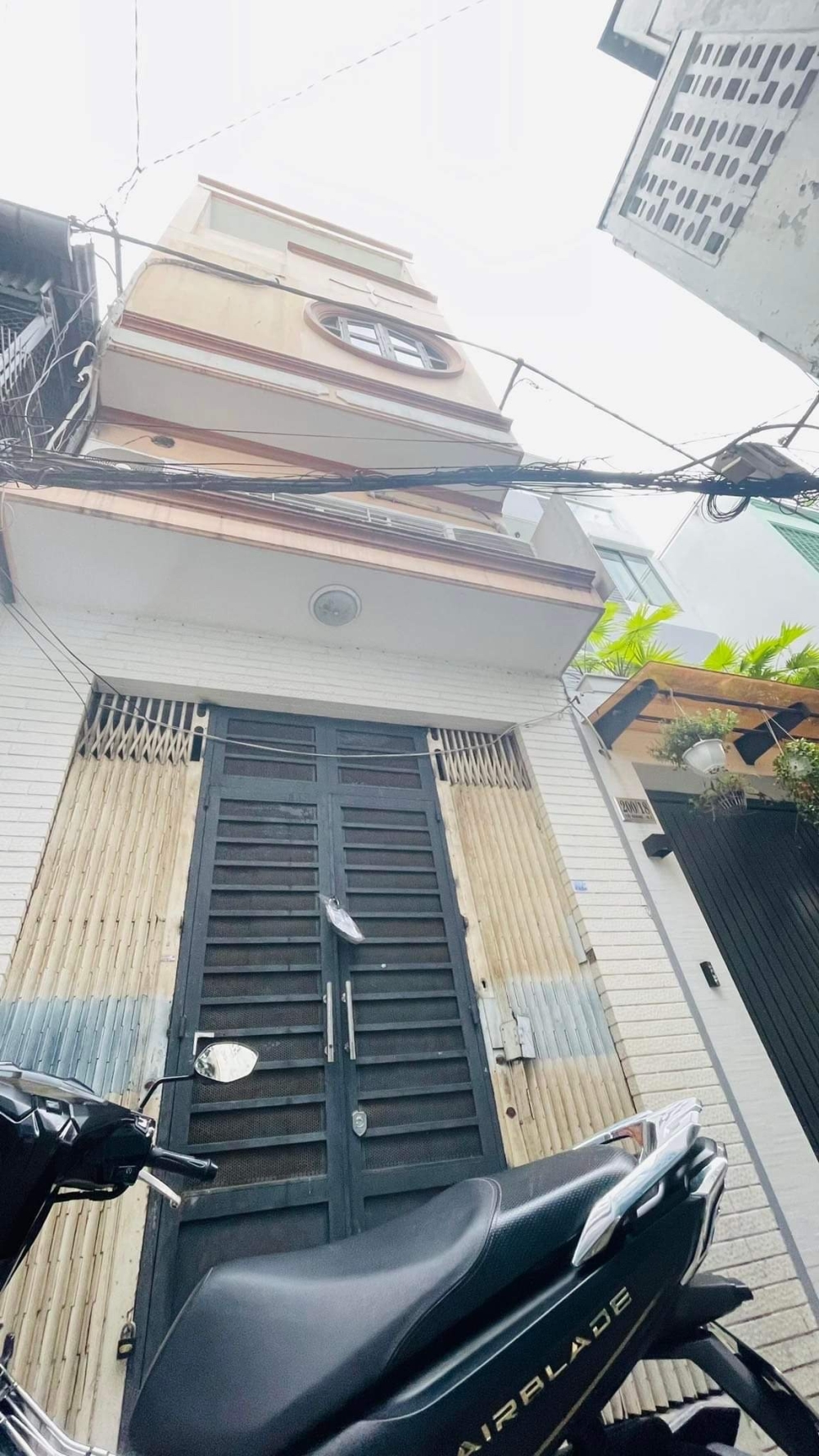 Cần bán nhà hẻm Cô Giang, Quận 1, gần khu phố Tây Bùi Viện, 6 phòng ngủ, 42m2 chỉ nhỉnh 9 tỷ