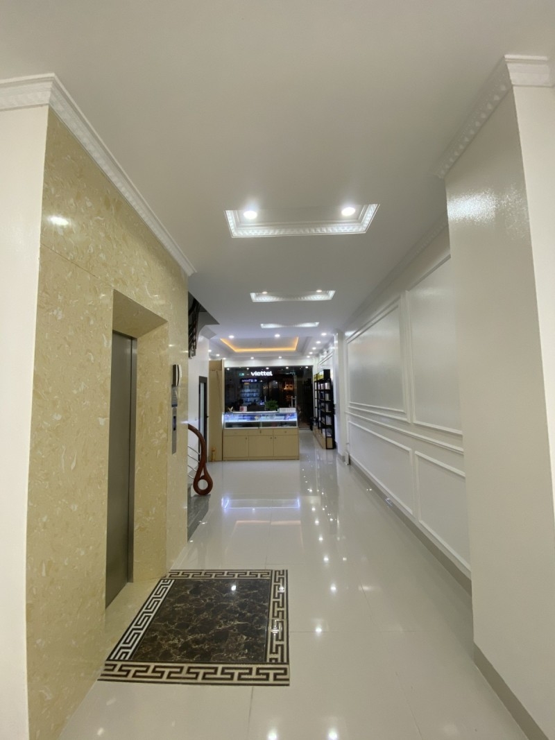 Mặt phố Gia Thuợng, Đường 40m, Nhà Đẹp, Thang máy, Vỉa hè đá bóng, Kinh Doanh, Văn Phòng.